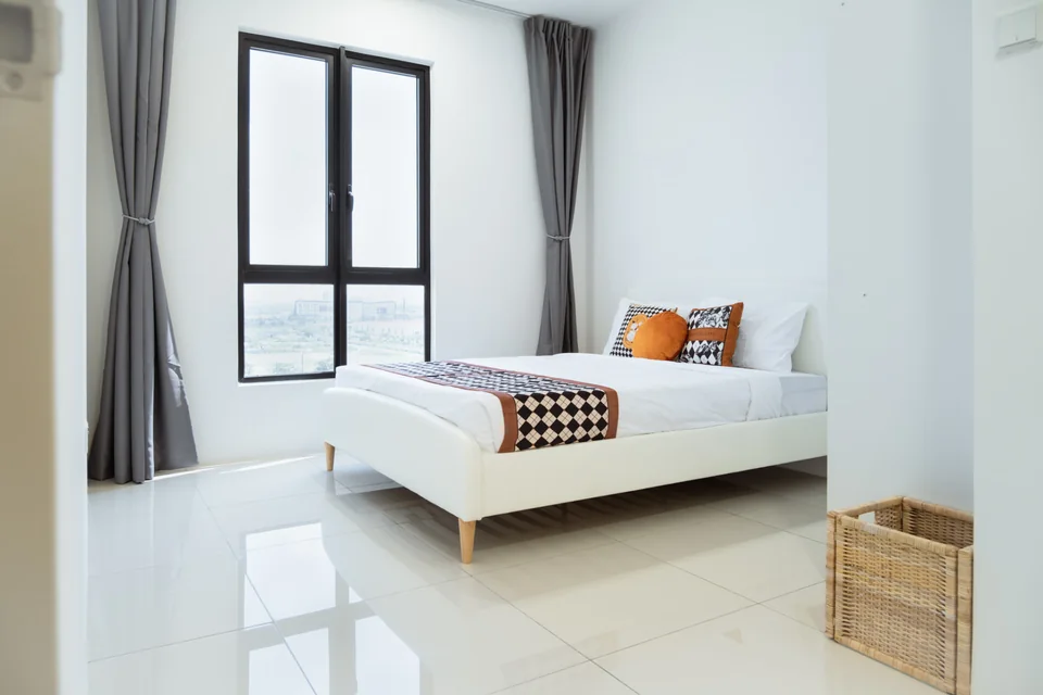 Vivo Batu Kawan: Master-bedroom furnishing with bed and curtains.
