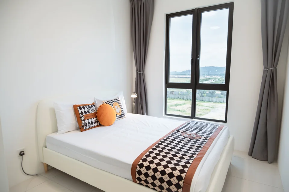 Vivo Batu Kawan: Second-bedroom furnishing with bed and curtains.