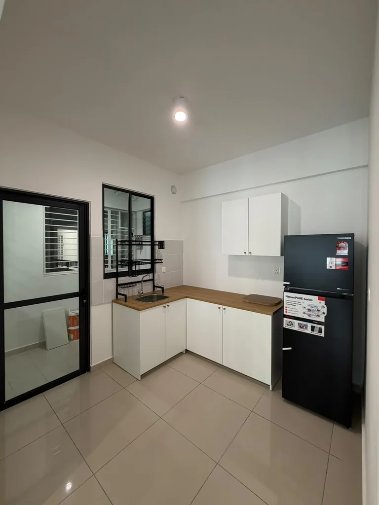 Ideal Venice kitchen with cabinets, sink and refrigerator