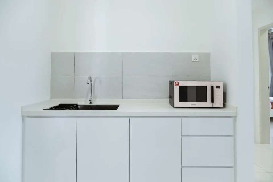 Vivo Batu Kawan: Kitchen counter with sink, base cabinets and microwave.