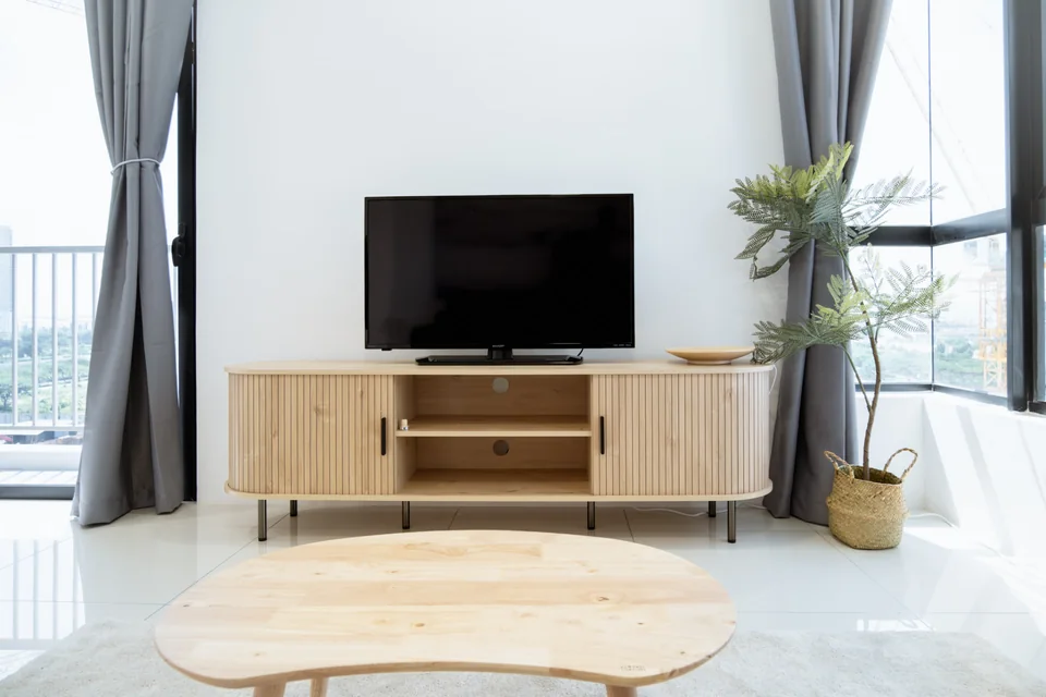 Vivo Batu Kawan: TV console and coffee-table detail.