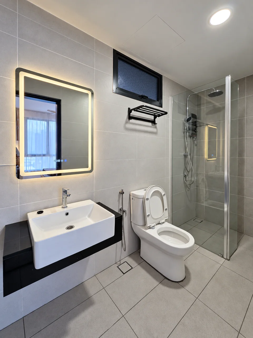 Anggun Residence, Batu Kawan: Bathroom with basin, illuminated mirror and shower screen.