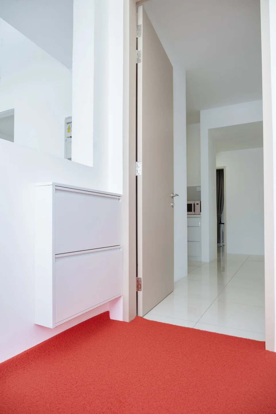 Vivo Batu Kawan: Entrance with shoe storage and a view into the unit.